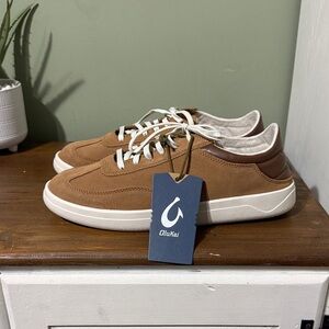 OluKai Men's Punini Leather sneakers. Size 10